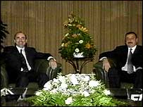 Президент Армении Роберт Кочарян (справа) и президент Азербайджана Ильхам Алиев