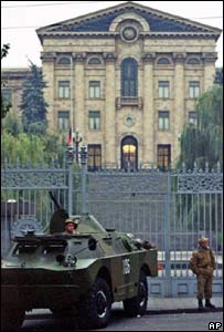 Солдаты перед зданием парламента Армении