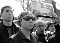 The widow of killed Azeri investigative journalist Elmar Huseynov and other mourners call on the government to speed up the investigation into his murder and give more freedom to the press.