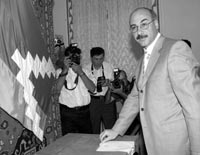Arkady Ghukasian casts his ballot during presidential elections in Stepanakert, 11 Aug 2002.